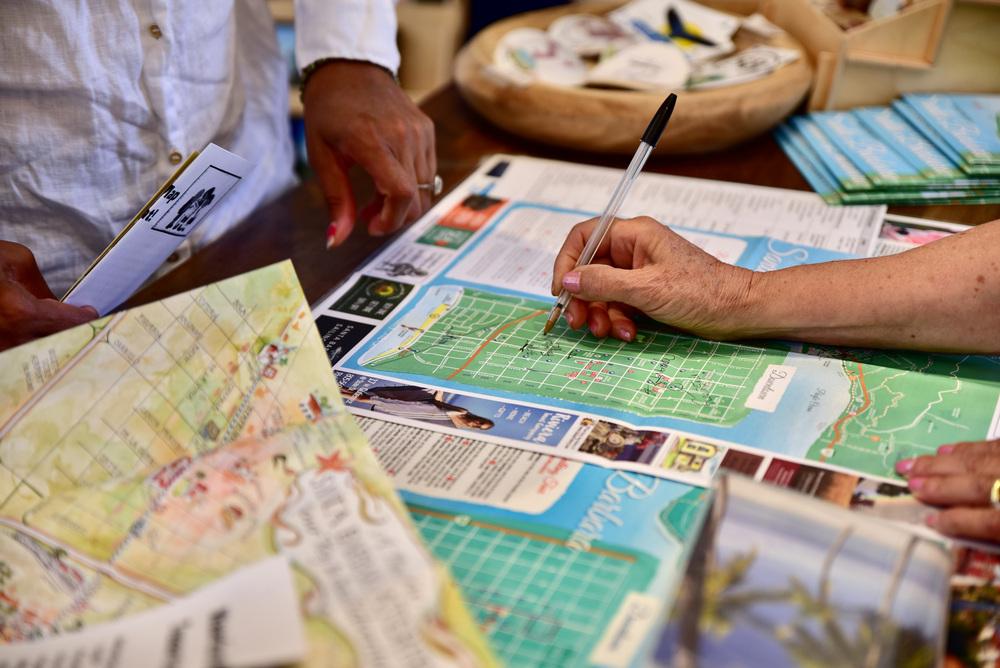 Foto de unas personas marcando un mapa