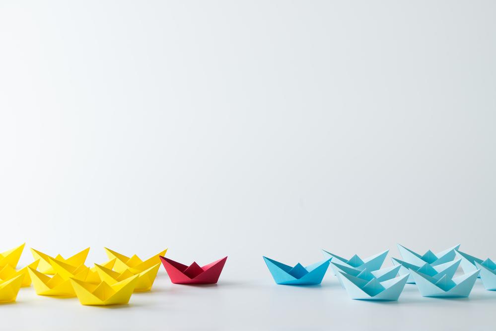 Foto de unos barcos de papel en tres colores