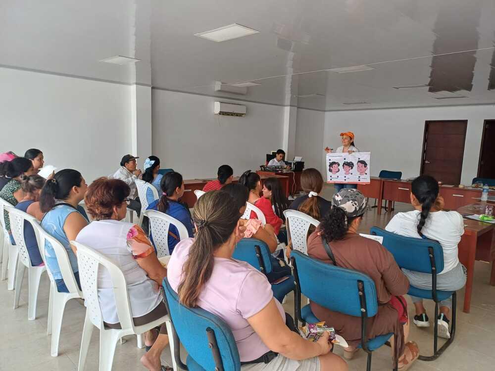 Foto de varias mujeres sentadas en una sala