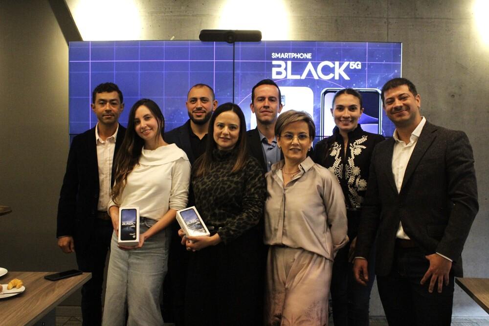 Foto de varias personas osando con celulares frente a la cámara