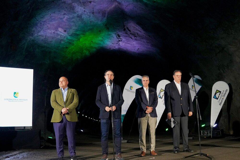 Foto de varias personas reunidas con un fondo negro