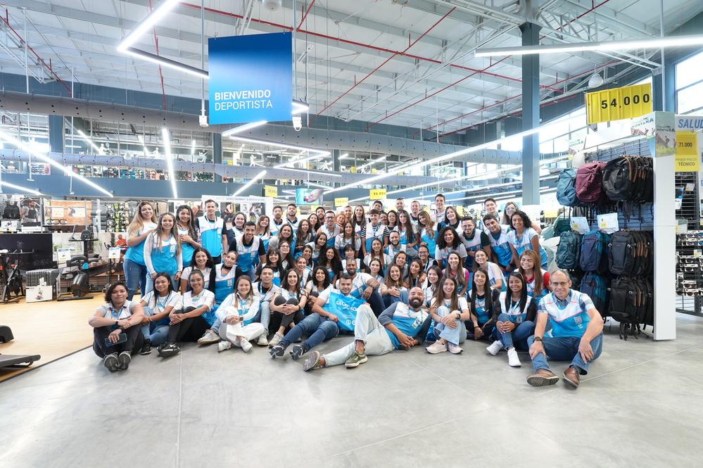 Foto de varias personas reunidas de la empresa decathlon frente a la cámara