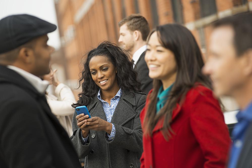 Foto de varias personas reunidas mirando a una persona hablar