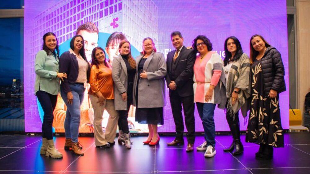 Foto de varias personas reunidas para una foto