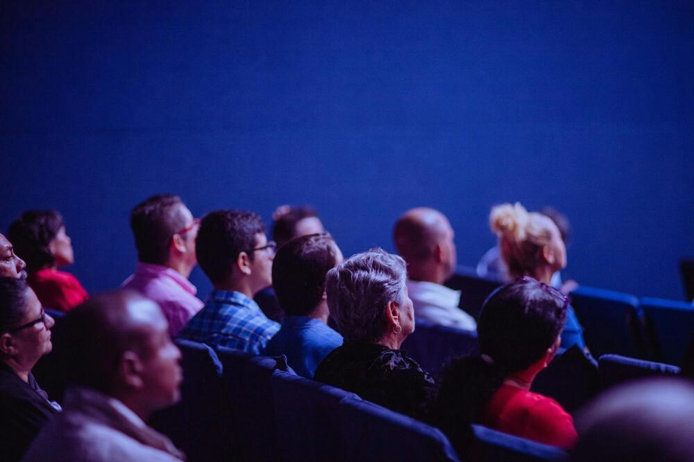 Foto de varias personas sentadas en un cine