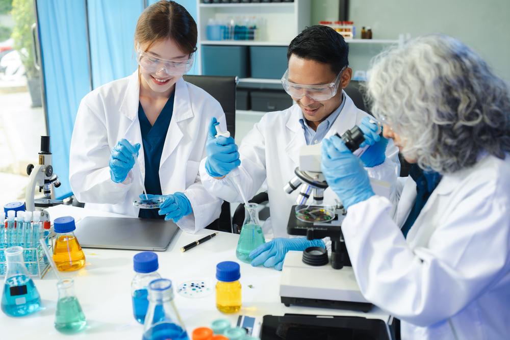 Foto de varias personas trabajando en un laboratorio