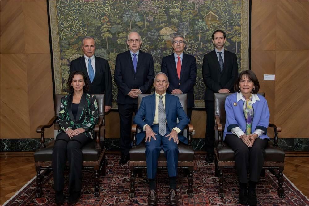 Foto de varias personas, hombres y mujeres, mirando a la cámara