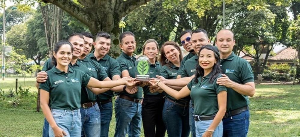 Foto de varios jóvenes posando frente a una cámara