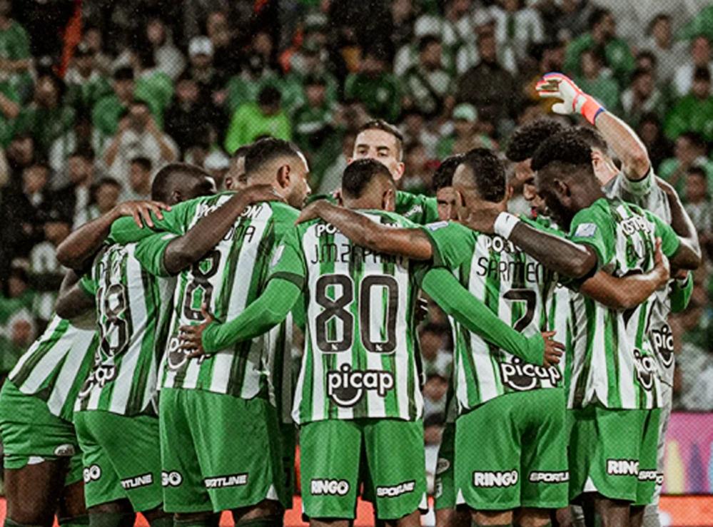 Foto de varios jugadores de atlético nacional abrazados