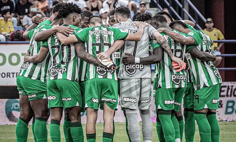 Foto de varios jugadores de futbol con camiseta verde