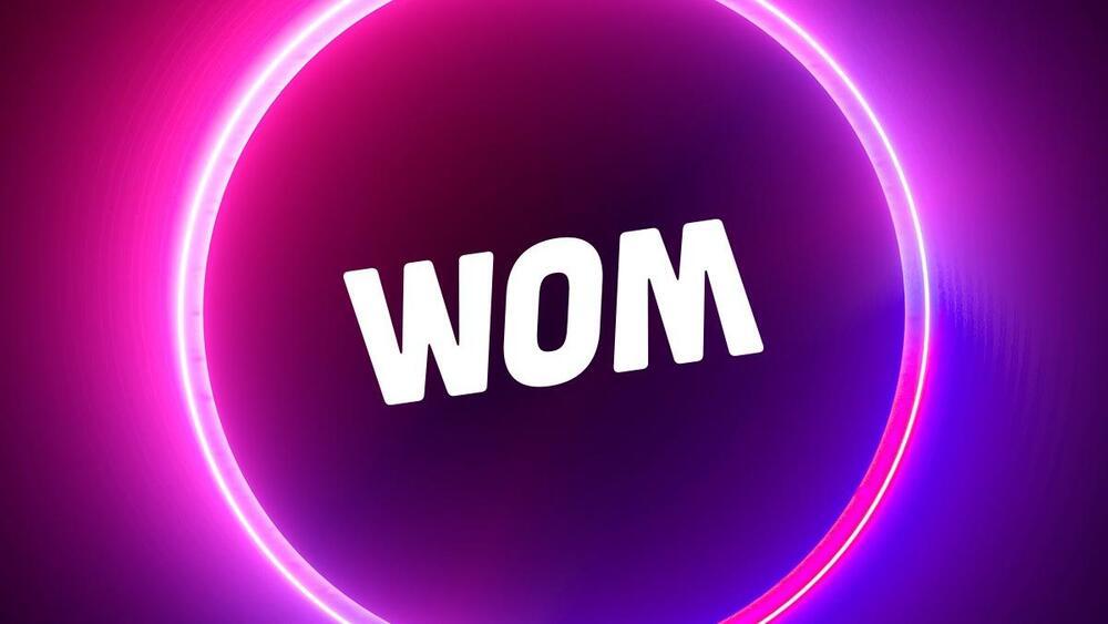 Foto del logo de wom, morado, rosado y con letras blancas