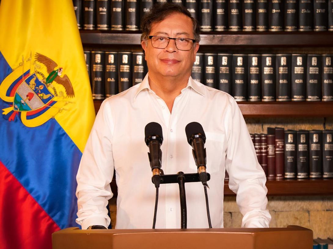 Foto del presidente de la república de colombia frente a la cámara con camiseta blanca