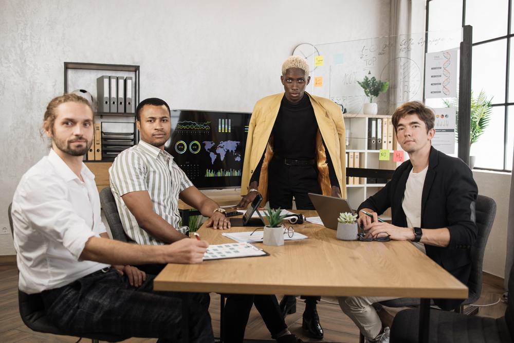 Foto que representa el mercado laboral, cuatro personas sentadas en una mesa