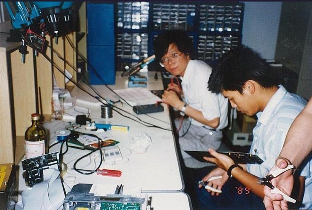 Fotografía de dos ingenieros de sistemas que están creando placas para Asus