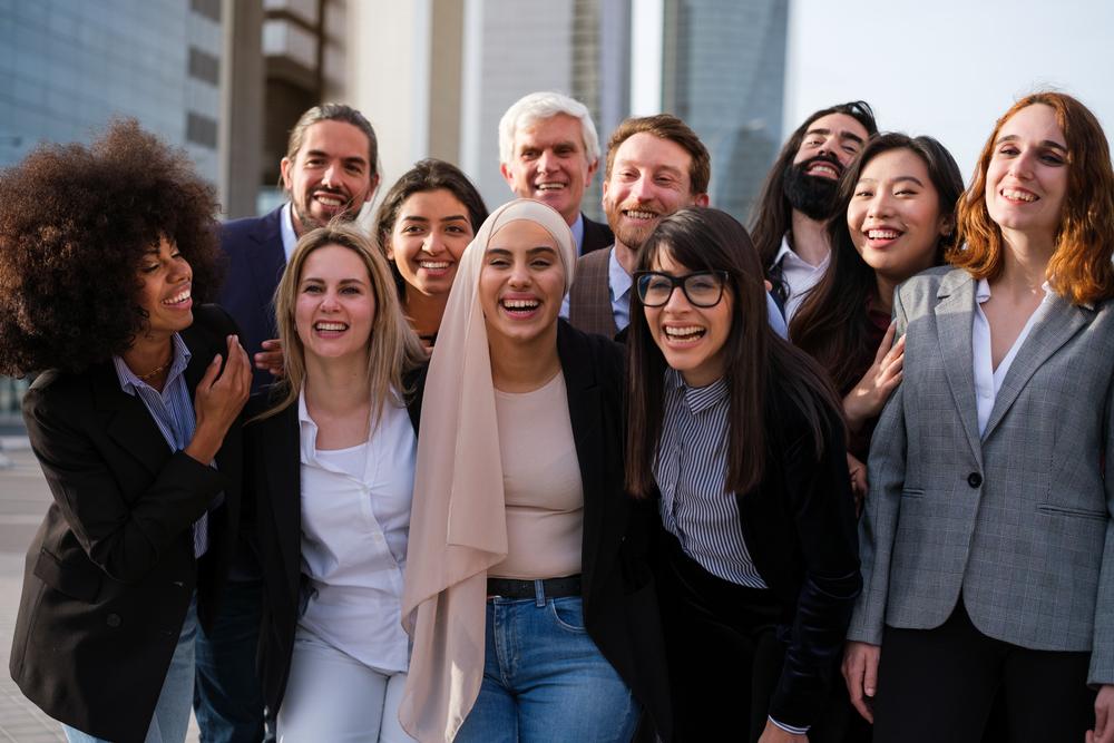 Fotografia de mujeres reunidas frente a la cámara sonriendo