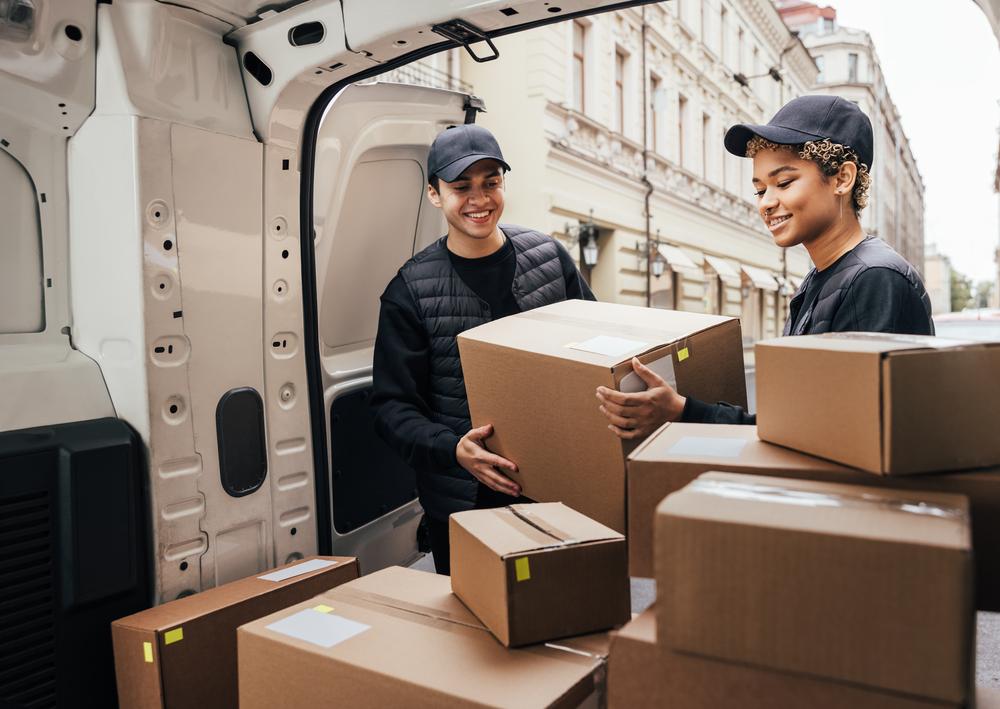 Fotografia de unas personas entregando unas cajas 