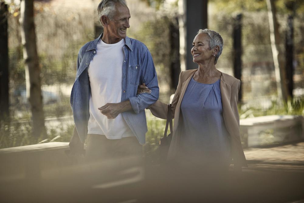 Foto de pareja mayor caminando por el bosque