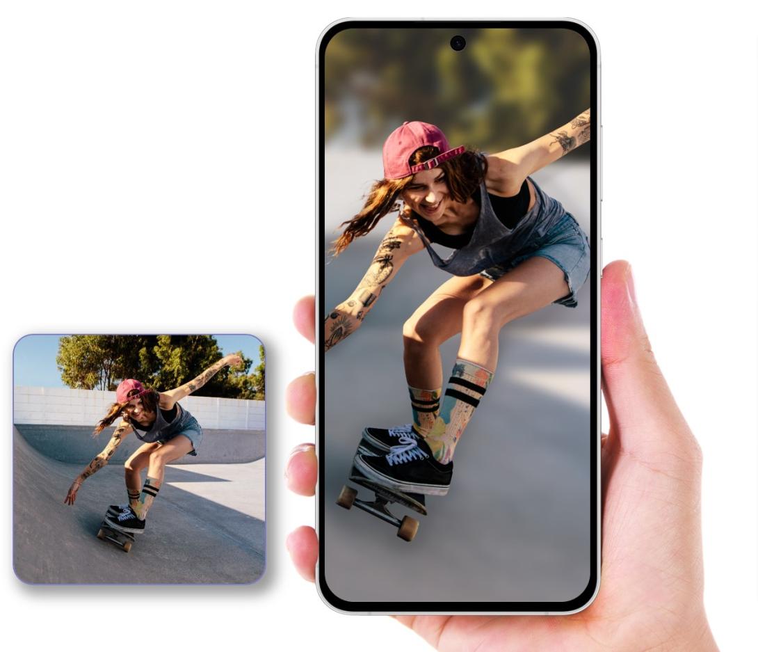 Foto de una mujer andando en patineta. La imagen se muestra sobre un samsung galaxy