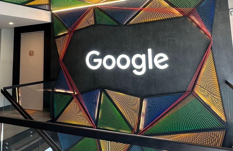 Foto de un logo de Google Colombia sobre un fondo negro