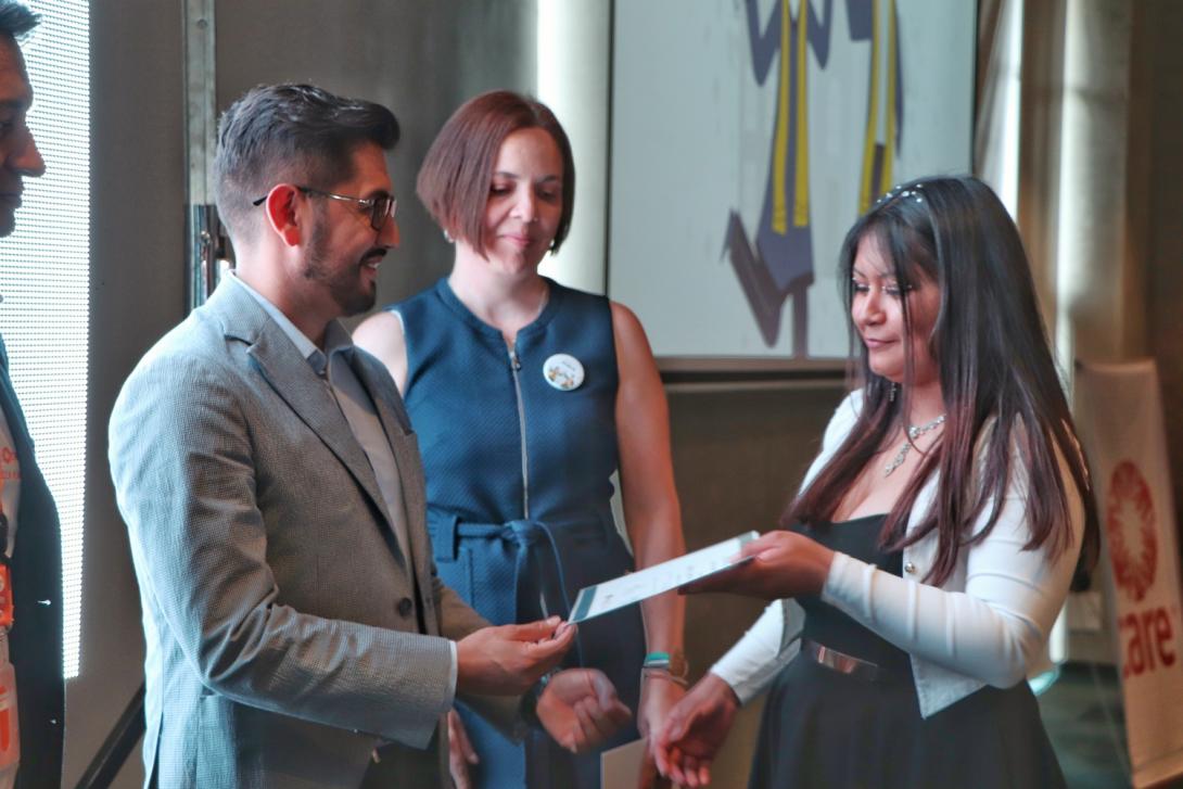 Mujer estudiante recibe diploma sobre ciberseguridad en Nariño