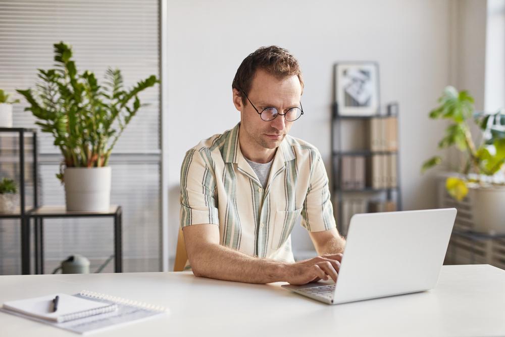 Hombre trabajando con un computador