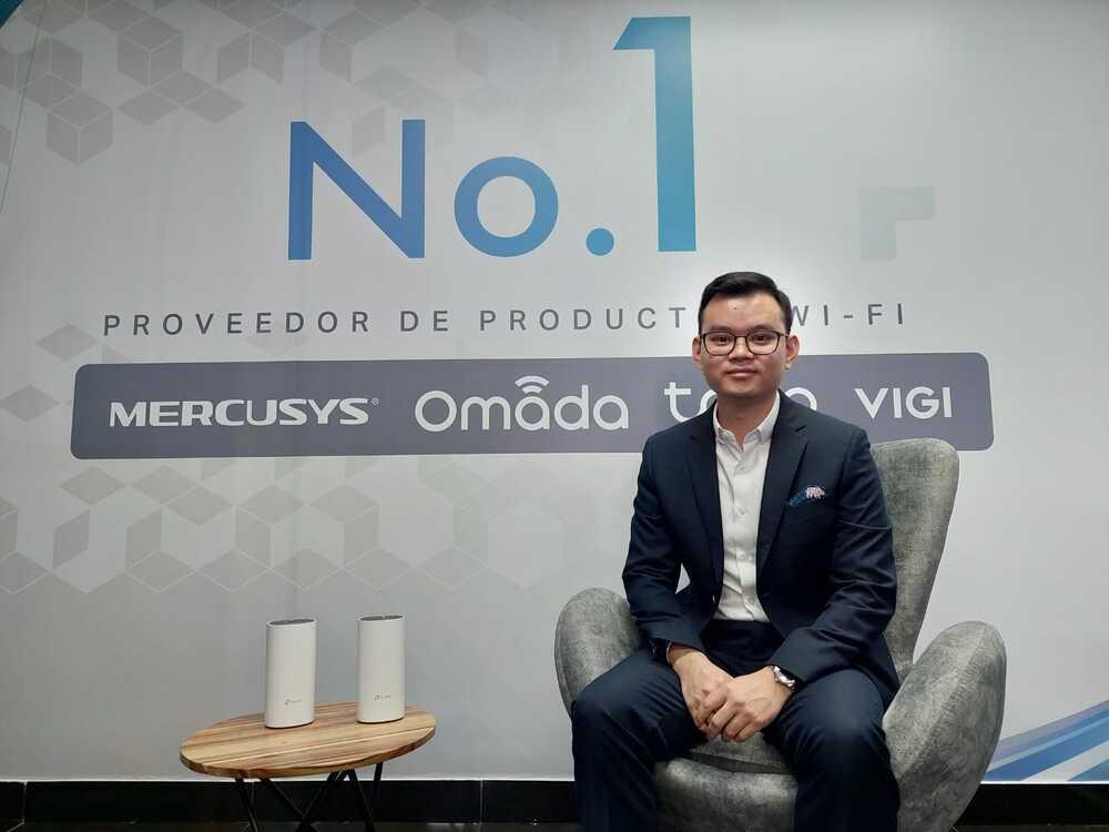 Hyman Chen, country manager de tp link en colombia, foto de un hombre sentado con la marca detrás