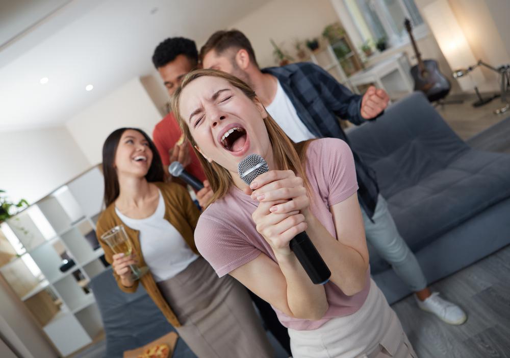 Karaoke, varias personas cantando frente a un televisor