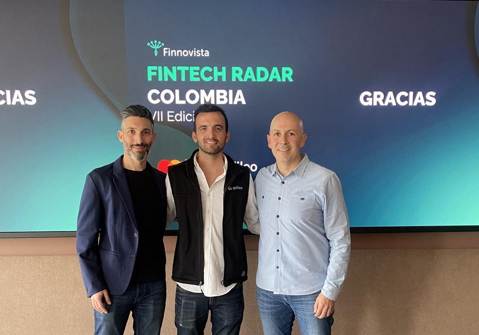 Foto de tres hombres con un fondo de master card