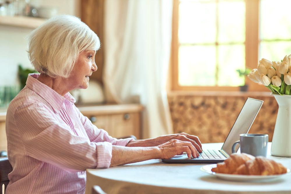 mujer adulta con pelo blanco mirando el pc