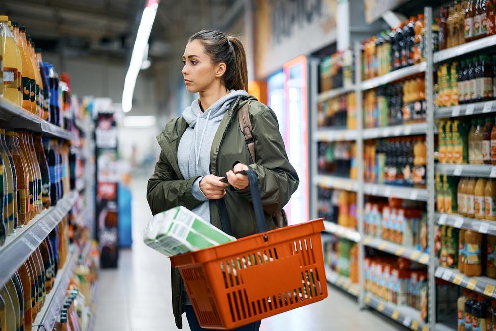 Mujer comprando productos en una tienda