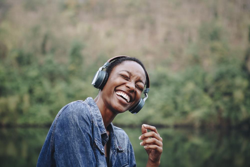 Mujer escuchando música