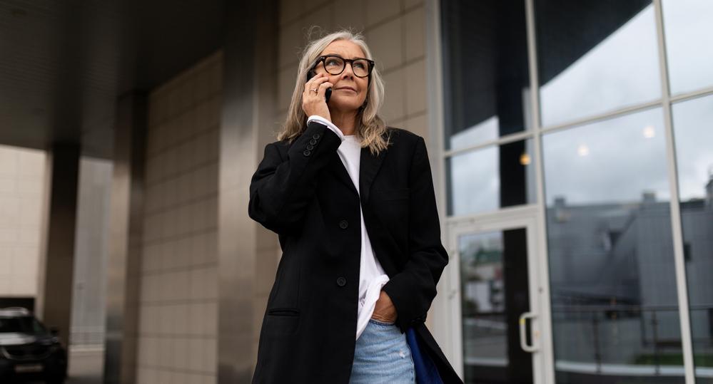 Mujer hablando por teléfono celular