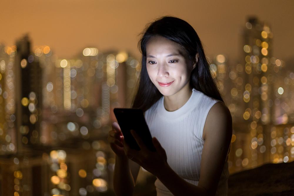 Mujer mirando un celular