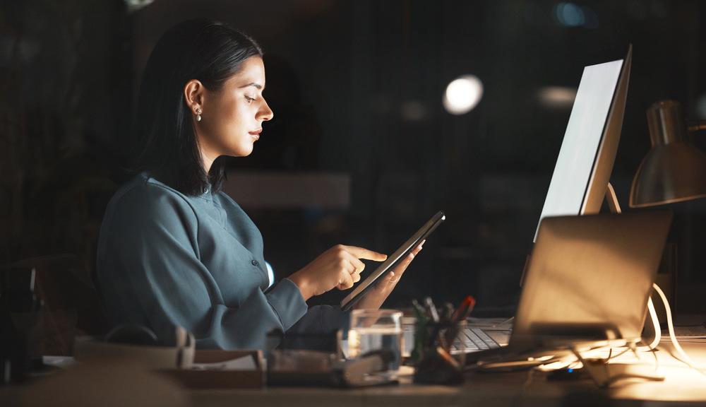 Mujer mirando una tablet en su escritorio