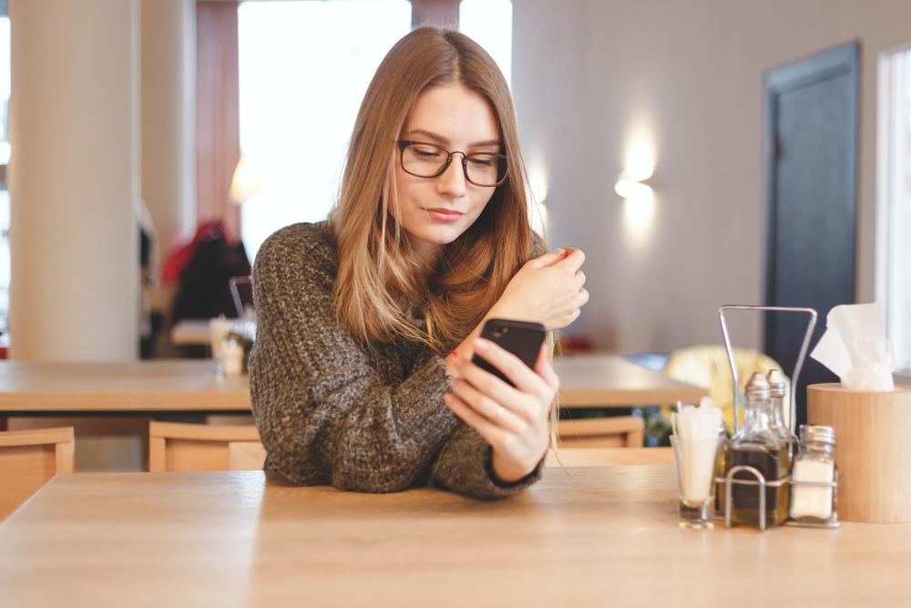 Mujer rubia paga por un teléfono celular