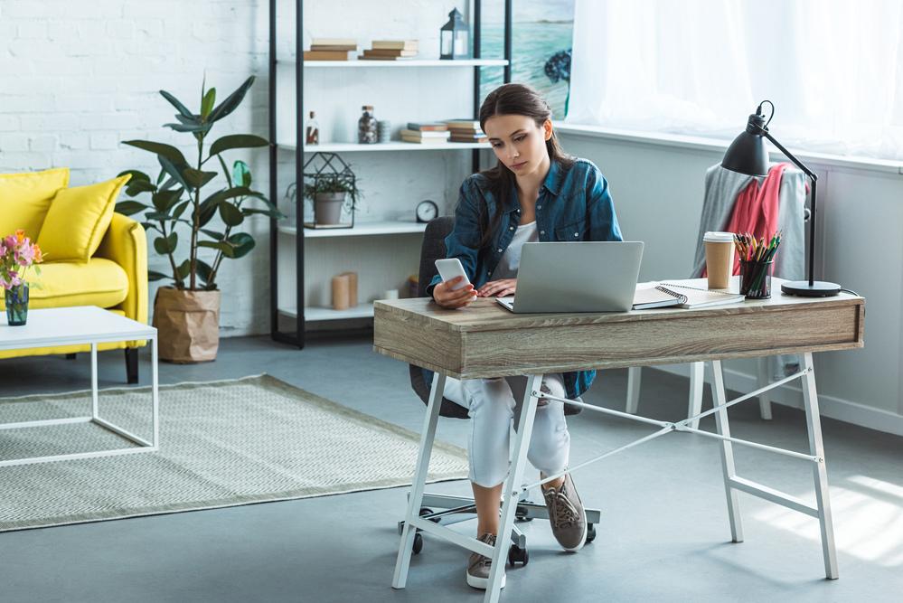 Mujer sentada en su escritorio