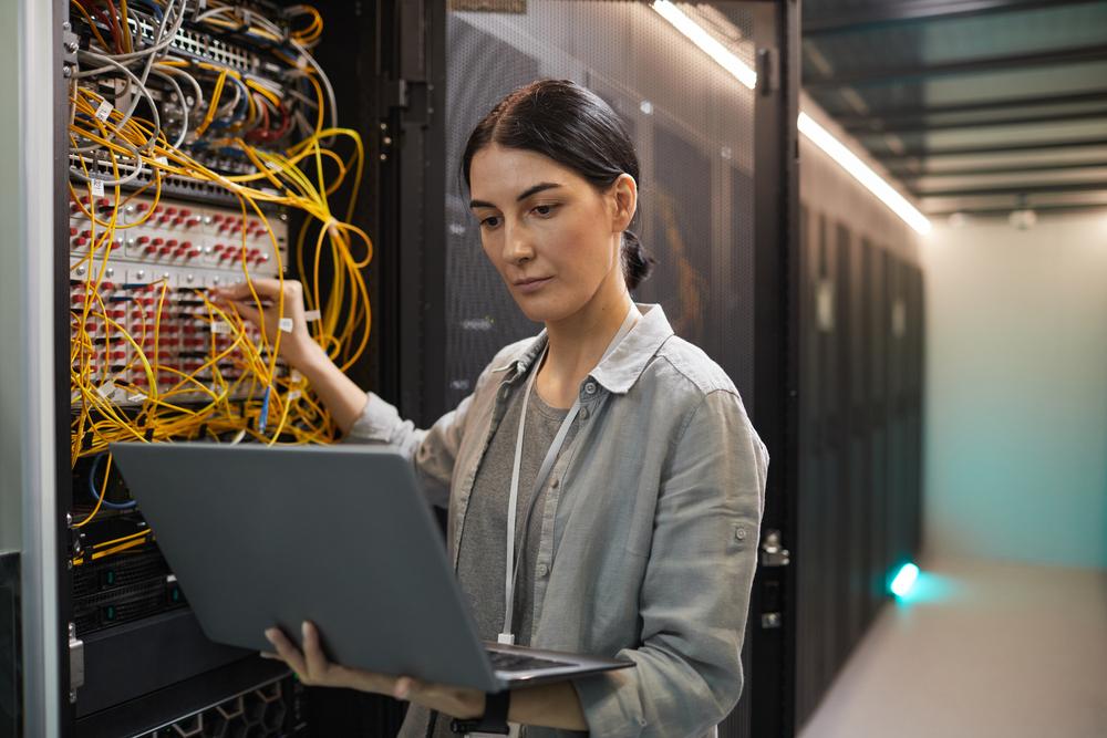 Mujer trabajando en una computadora con un fondo tecnológico