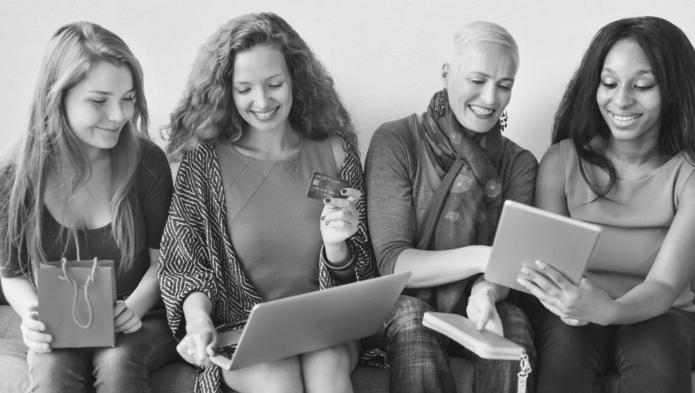 mujeres mirando el computador