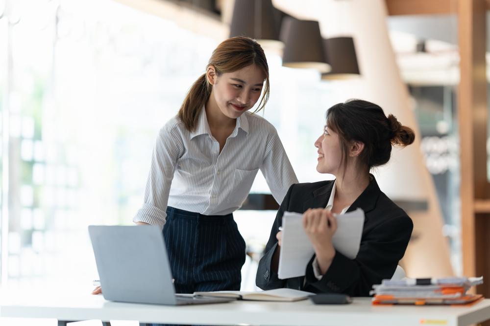 Mujeres hablando en un escritorio