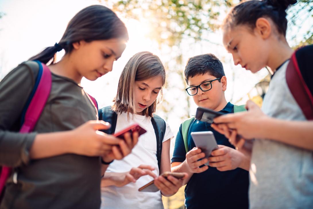 Niños revisando sus redes sociales