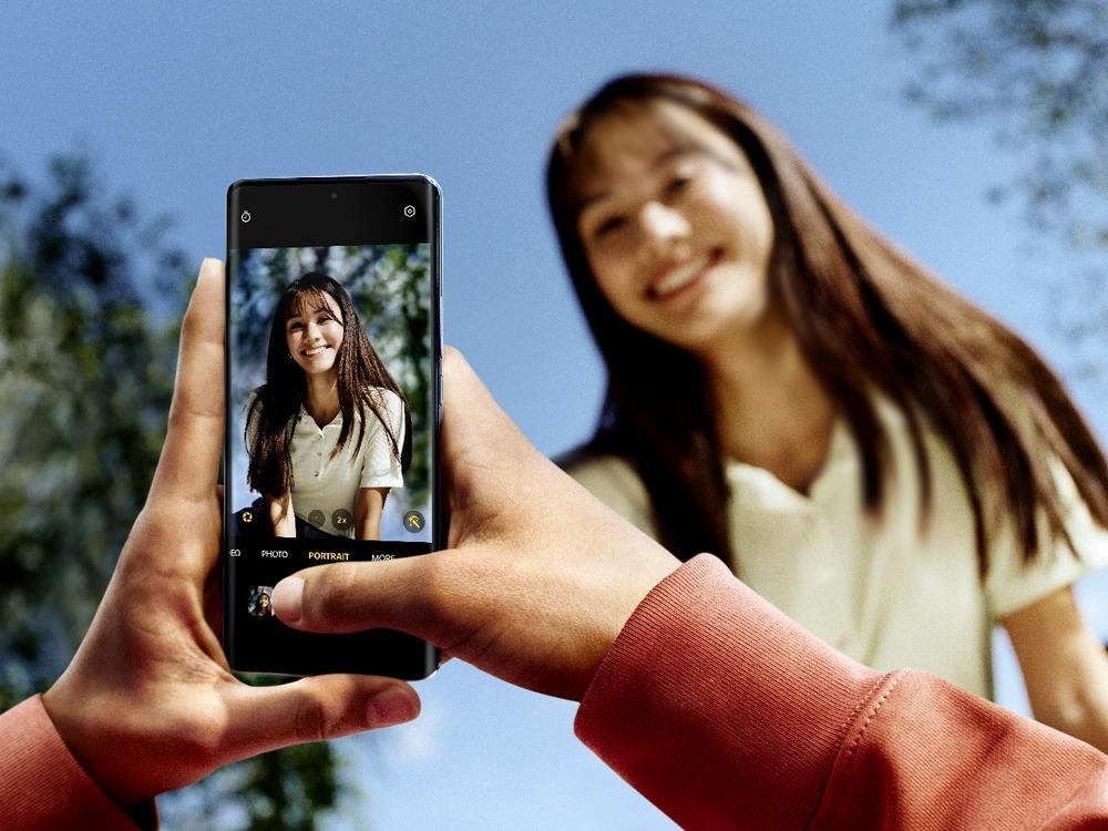 Mujer tomando selfie con celular Oppo