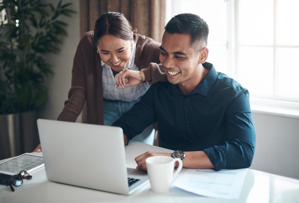 Pareja feliz viendo el Pc