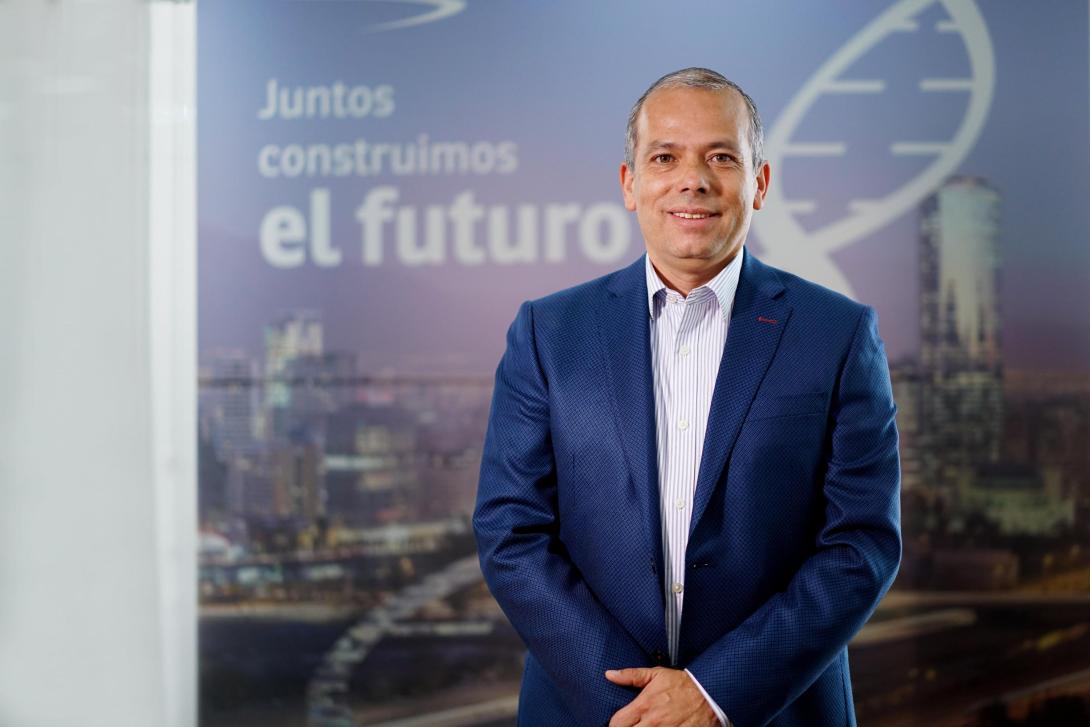 Hombre blanco con camiseta y blazer azul mirando a la cámara bla