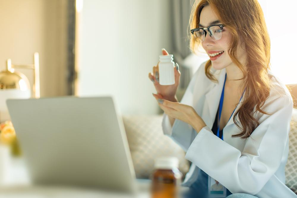 Foto de mujer frente a un computador para reservar citas médicas en Rogans App