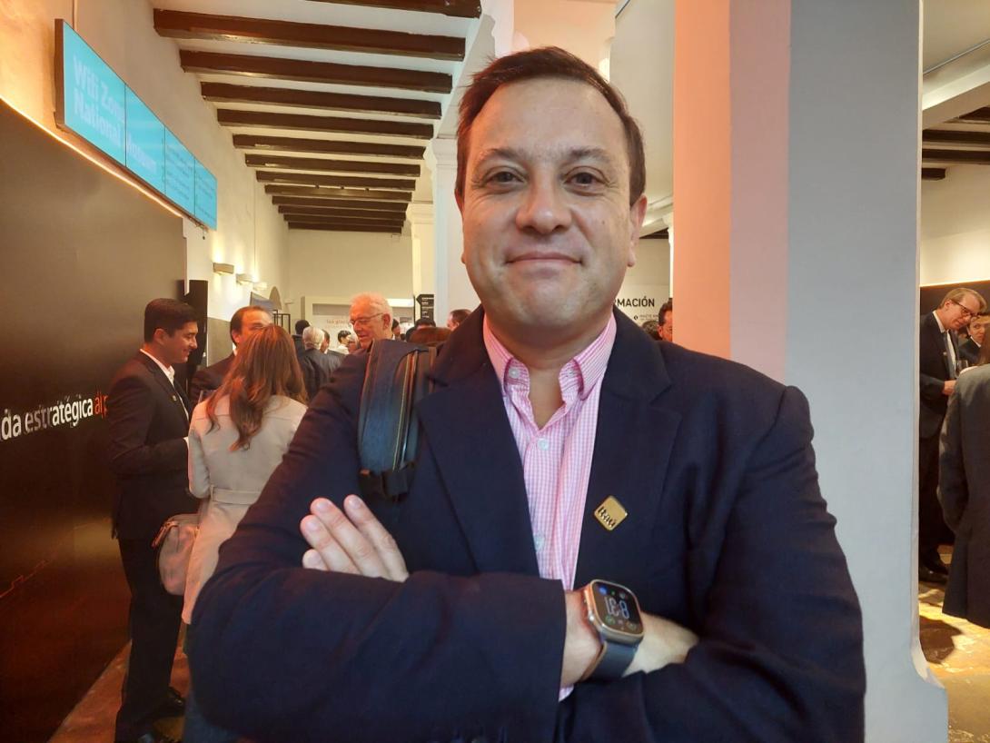 Foto de un hombre con los brazos cruzados mirando hacía la cámara 