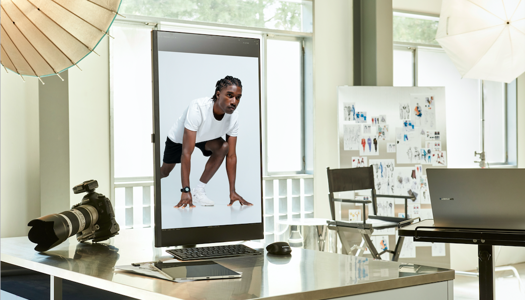 Foto de un cuarto con una pantalla de un hombre en posición deportiva