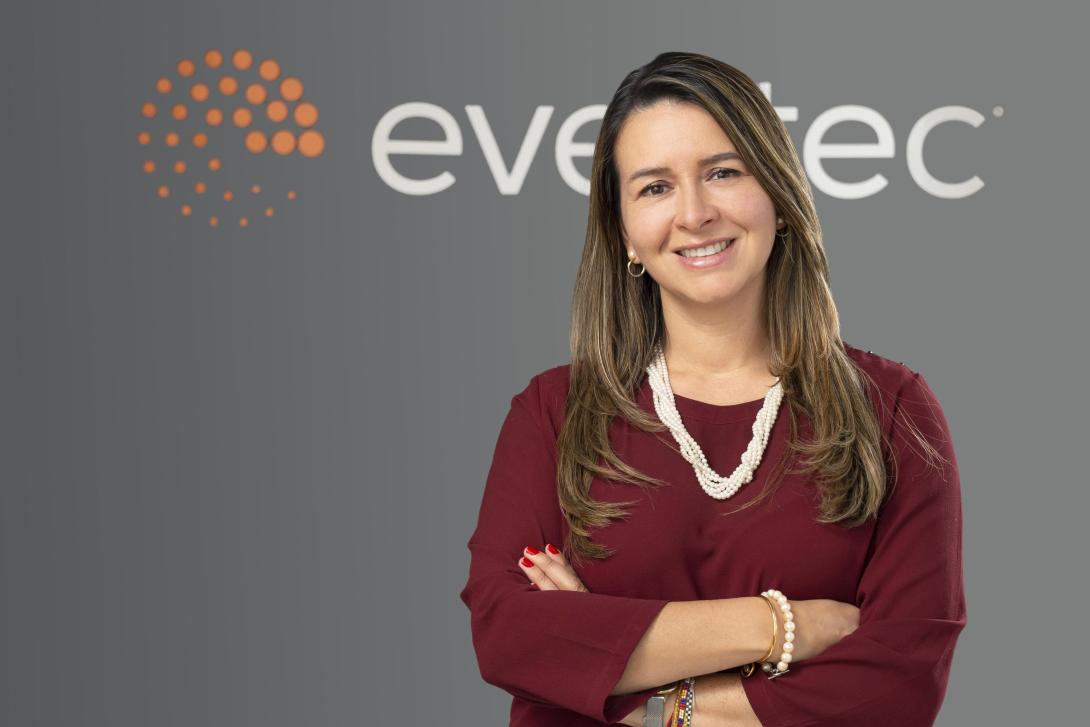 Foto de una mujer con los brazos cruzados mirando a la cámara