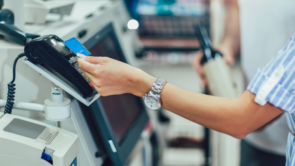 Foto de cajas de autopago o self checkout