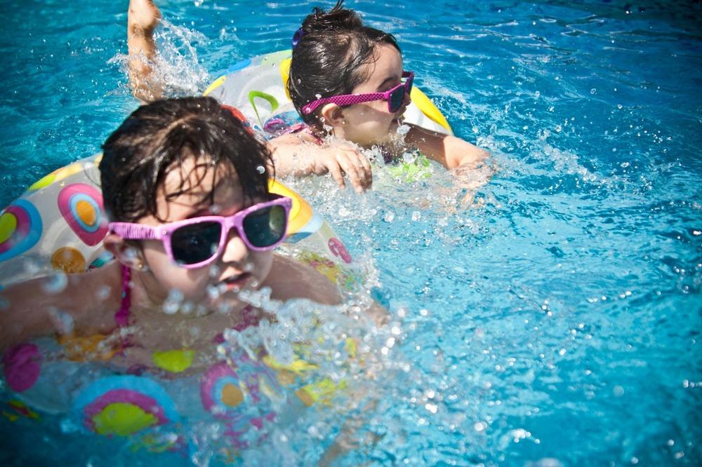 foto de dos niñas nadando en una piscina