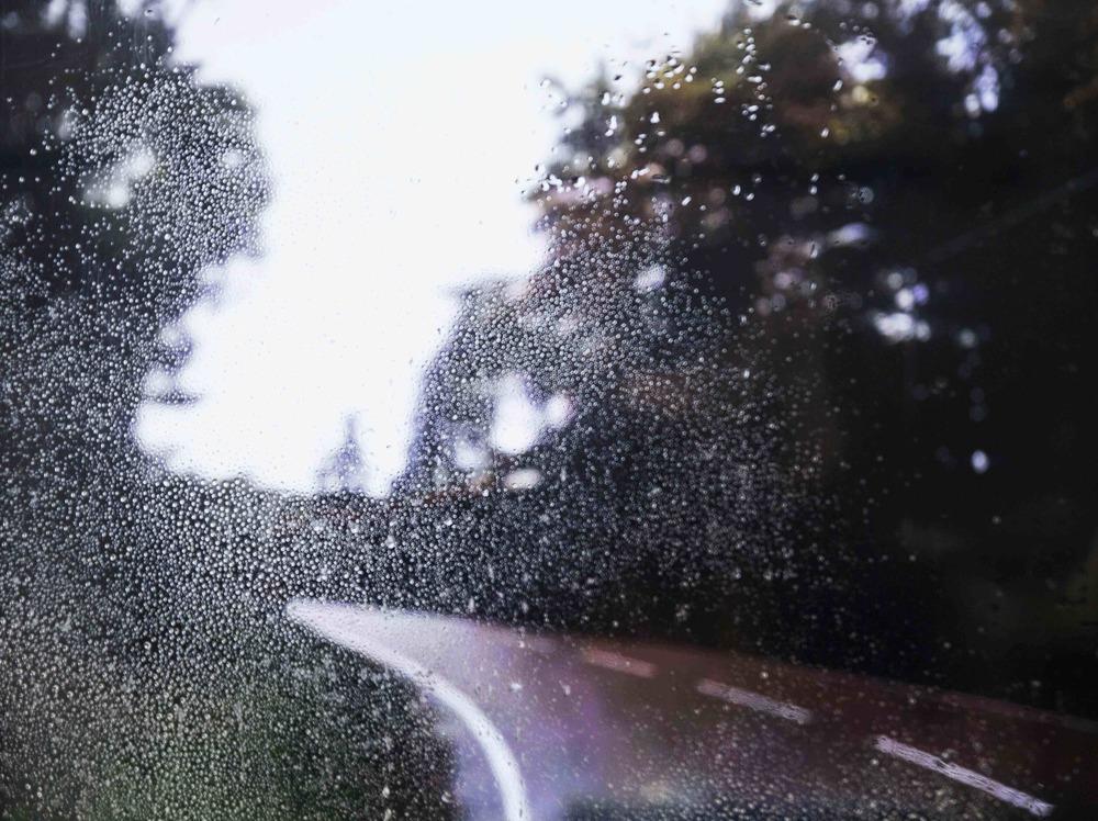 foto de un vehículo desplazándose por una carretera